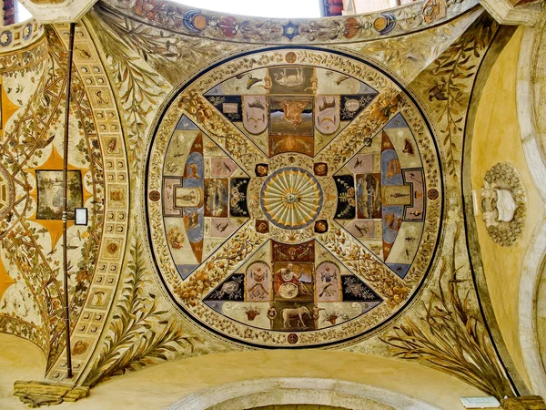 在院子里的宫皮克罗米尼 e 阿尔 papesse 的天花板。意大利锡耶纳 — 图库照片