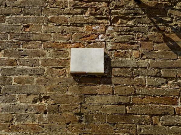 Lege plaque op een bakstenen muur oppervlak. — Stockfoto