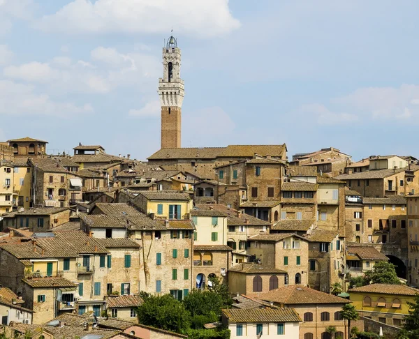 Antieke huizen en mangia toren. Siena, Italië — Stockfoto