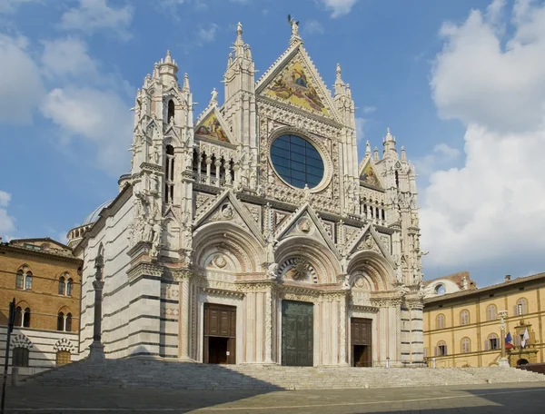 Fachada del Duomo de Siena. Toscana, Italia — Foto de Stock