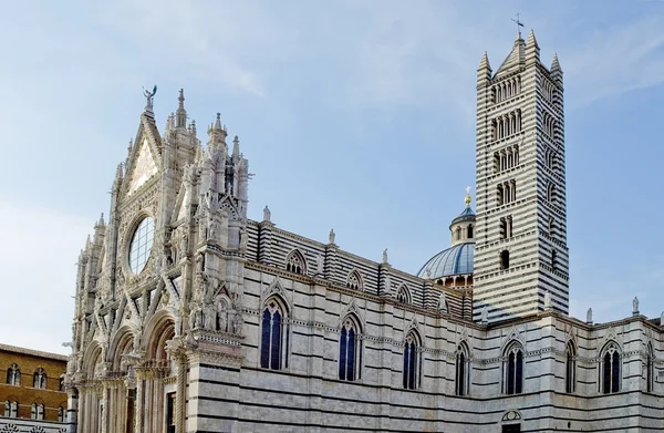 Facciata e campanile del Duomo di Siena. Toscana, Italia — Foto Stock