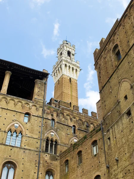 Palazzo Pubblico с башней Mangia на заднем плане. Сиена, Италия — стоковое фото