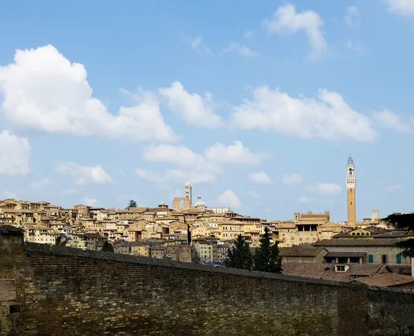 Antieke huizen en mangia toren. Siena, Italië — Stockfoto