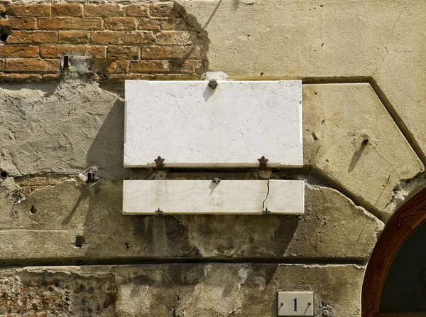 Placa em branco em uma superfície de parede de tijolo . — Fotografia de Stock