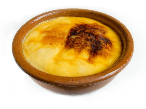 Crema catalana of crème brulee in rustieke kom. traditionele dessert in Frankrijk en Catalonië. — Stockfoto