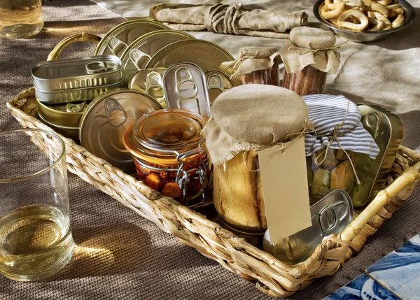 Köy ortamında boş etiketli konserve balık koleksiyonu..