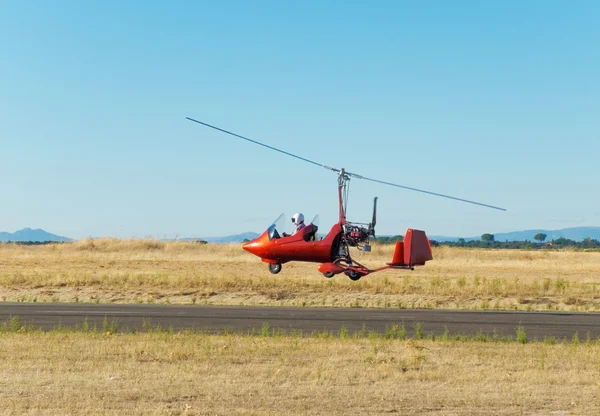 Roter Autogiro hebt ab — Stockfoto