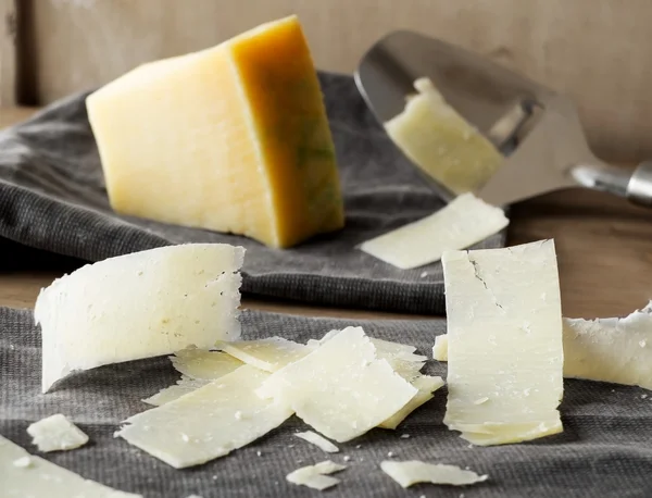 parmesan peynir dilimleri.