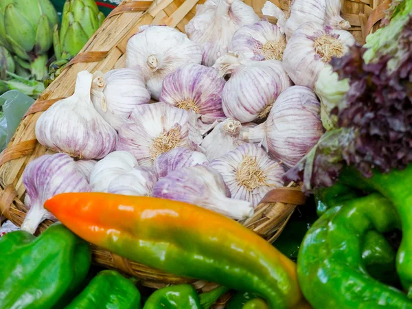 Pimentos e alhos ecológicos verdes — Fotografia de Stock