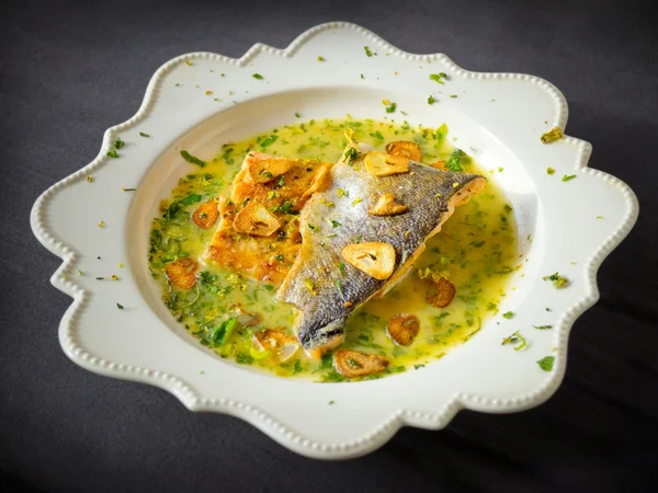 Pan-fried sea trout in green sauce — Stock Photo, Image