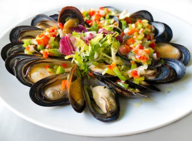 Midye salata sosu biber ile.