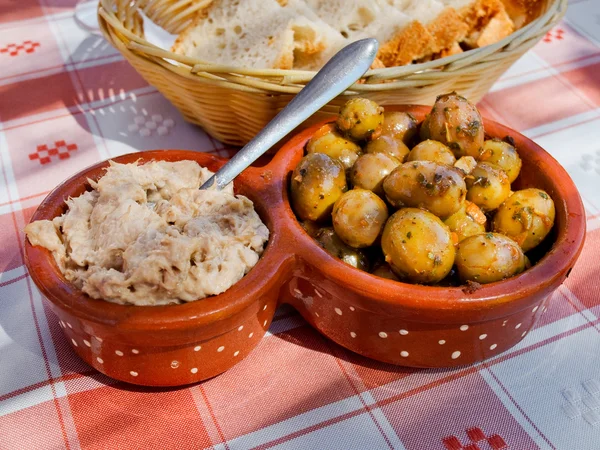 Thunfischsalat und in Vinaigrette marinierte Oliven. Italienische und portugiesische Vorspeisen. — Stockfoto