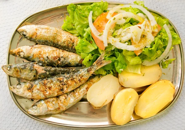 Gegrilde sardines met mediterrane salade en gekookte aardappelen. — Stockfoto