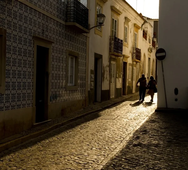 Antieke betegelde straat in portugal. — Stockfoto