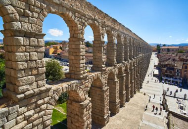Segovia, İspanya - 21 Eylül 2021. Segovia 'nın su kemeri, Roma dünyasının en büyük su kemerlerinden biri, Flavian hanedanı döneminde inşa edilmiş, iki muazzam kemer sırasına sahip. Azoguejo Meydanı. Segovia, İspanya.
