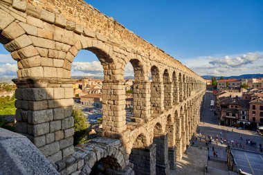 Segovia, İspanya - 22 Eylül 2021. Segovia 'nın su kemeri, Roma dünyasının en büyük su kemerlerinden biri, Flavian hanedanı döneminde inşa edilmiş, iki muazzam kemer sırasına sahip. Azoguejo Meydanı. Segovia, İspanya.