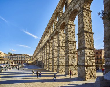 Segovia, İspanya - 22 Eylül 2021. Segovia 'nın su kemeri, Roma dünyasının en büyük su kemerlerinden biri, Flavian hanedanı döneminde inşa edilmiş, iki muazzam kemer sırasına sahip. Doğu meydanından görüntüle.