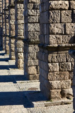 Roma İmparatorluğu 'nun en büyüklerinden biri olan Segovia Aqueduct' un anıtsal sütunlarının ayrıntıları. Oriental Meydanı 'ndan görüntü. Kastilya ve Leon, İspanya.
