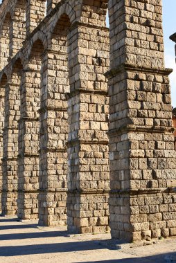 Roma İmparatorluğu 'nun en büyüklerinden biri olan Segovia Su İdaresi' nin anıtsal kolonları ve kemerlerinin ayrıntıları. Oriental Meydanı 'ndan görüntü. Kastilya ve Leon, İspanya.