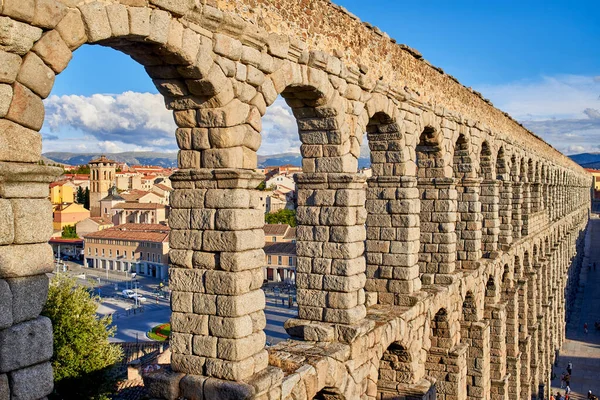 西元2021年9月22日 塞戈维亚的渡槽 罗马世界最大的渡槽之一 建于弗拉维安王朝时期 有两排巨大的拱门 阿佐乔广场 西班牙塞哥维亚 — 图库照片