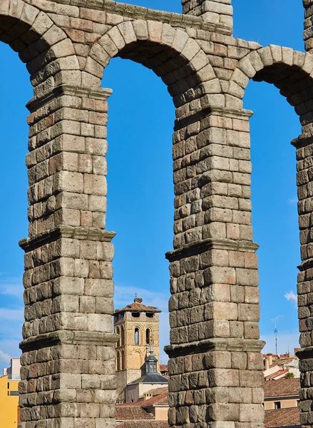 Detalhe Arco Aqueduto Segóvia Com Torre Sino Igreja São Justo — Fotografia de Stock