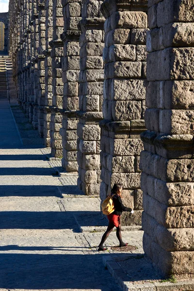 Сеговія Іспанія Вересня 2021 Року Жінка Перетинає Монументальні Колони Акведука — стокове фото
