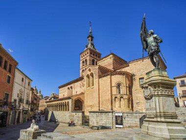 Segovia, İspanya - 21 Eylül 2021. Medina del Campo Meydanı manzarası, ön planda Juan Bravo heykeli ve arka planda San Martin Roma kilisesi. Segovia, İspanya.
