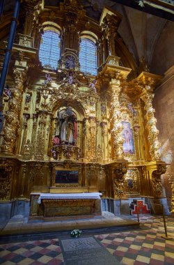 Segovia, İspanya - 21 Eylül 2021. San Anton kilisesinin barok sunağı, Segovia Katedrali 'nin maymunu..