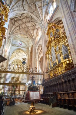 Segovia, İspanya - 21 Eylül 2021. Segovia Katedrali 'nin korosu, ön planda güzel bir Rönesans ayağının üzerinde bir kürsü ve arka planda Epistle' in Boru Organı (South Nave) yer almaktadır..