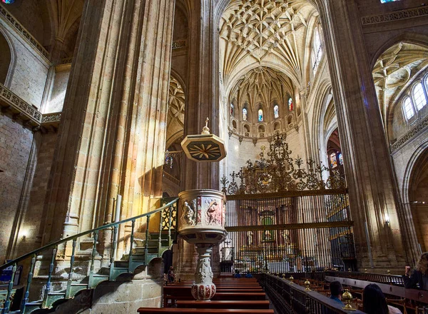 スペインのセゴビア 2021年9月21日 セゴビア大聖堂の中央身廊 前景にはピュリットとサクラ通り 背景にはメイン礼拝堂 — ストック写真