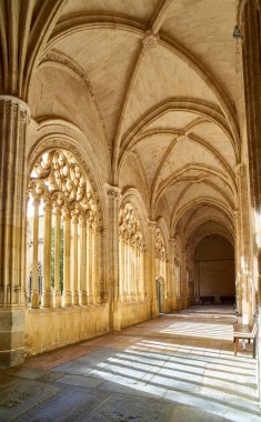 Segovia, İspanya - 21 Eylül 2021. Segovia Katedrali Manastırı, 15. yüzyılın sonlarına ait Gotik bir örnek. Segovia, İspanya.