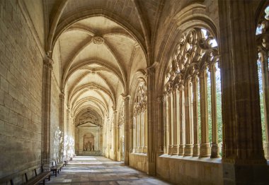 Segovia, İspanya - 21 Eylül 2021. Segovia Katedrali 'nin geç dönem Gotik Manastırı. Arka planda 16. yüzyıl Segovia piskoposu Don Luis Tello Maldonado' nun klasik şapeli var. İspanya.