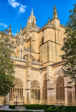Segovia, İspanya - 21 Eylül 2021. Segovia Katedrali Manastırı, 15. yüzyılın sonlarına ait Gotik bir örnek. Segovia, İspanya.