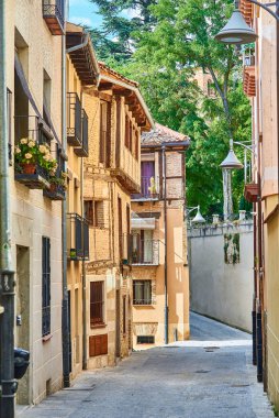 Segovia, İspanya - 22 Eylül 2021. Segovia 'nın Yahudi mahallesindeki tipik bir Kastilya binası. Calle de la Almuzara caddesinden görüntü. Segovia, Kastilya ve Leon, İspanya.