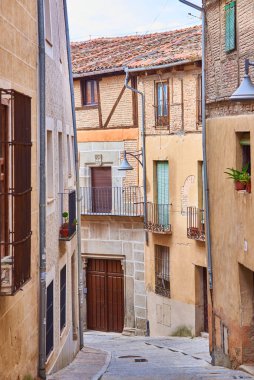 Segovia, İspanya - 22 Eylül 2021. Segovia 'nın Yahudi mahallesindeki tipik bir Kastilya binası. Calle de la Juderia Nueva caddesinden görüntü. Segovia, Kastilya ve Leon, İspanya.