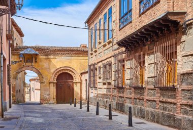 Puerta de la Claustra Gate, Romanesk tarzında inşa edilmiş, yarı dairesel kemerli bir kapı. Canonjias mahallesini 16. yüzyıla kadar kapatan üç kapıdan biri. Segovia, Kastilya ve Leon, İspanya.