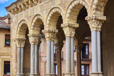 San Esteban 'daki Romen kilisesinin Atrium detayı. Başkentleri çoğunlukla ortaçağ oymaları ve bitki motifleriyle süslenmiş. Segovia, İspanya.