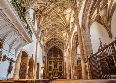 Segovia, İspanya - 23 Eylül 2021. San Miguel 'in çeşidi, Isabel' in Kastilya Kraliçesi olarak taç giydiği kilise.. 