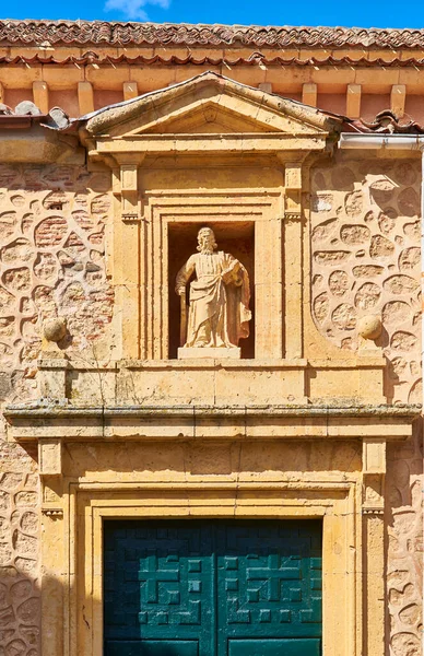 在圣安德烈斯教堂的主立面上有一座圣安德烈斯雕像 Plaza Merced Square Naquvia Spain — 图库照片