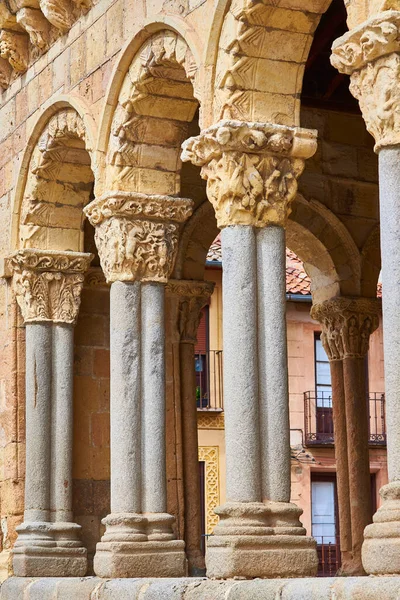 Atrium Détail Église Romane San Esteban Avec Les Capitales Principalement — Photo