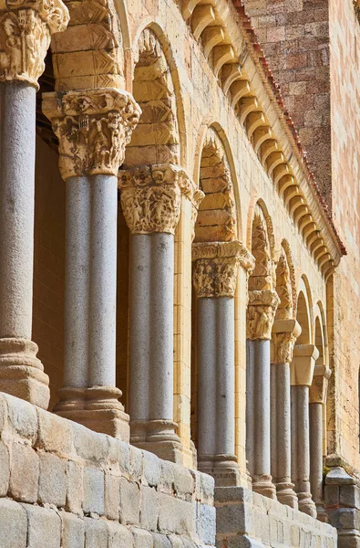 Detalhe Átrio Igreja Românica San Esteban Com Capitais Decoradas Principalmente — Fotografia de Stock