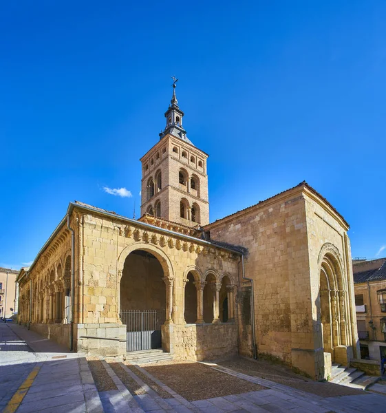 마르틴의 로마네스크 교회의 아트리움의 과입구 타워벨 캔자네 거리에서 바라본 스페인 — 스톡 사진