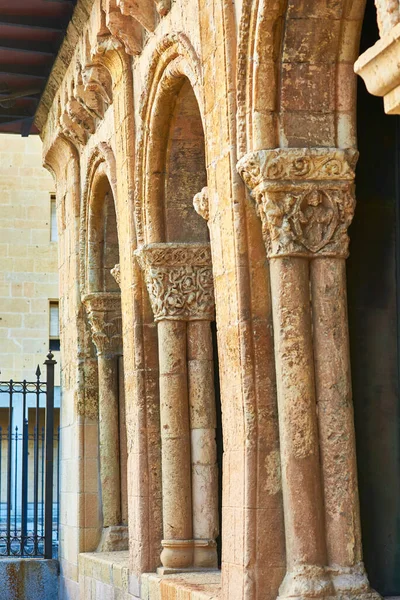 Capiteles Decorados Con Motivos Vegetales Del Atrio Iglesia San Juan — Foto de Stock