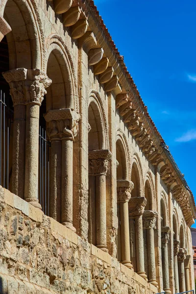 12世紀に建てられ セゴビアのムーア人地区に位置するロマネスク様式の寺院 ミラノ教会の南アトリウム スペイン — ストック写真