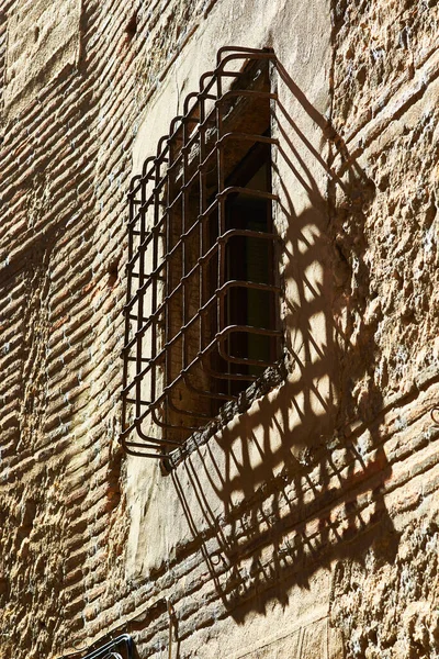 Renesanční Okno Tepanou Železnou Mříží Boční Fasádě Cascalesova Paláce Známé — Stock fotografie