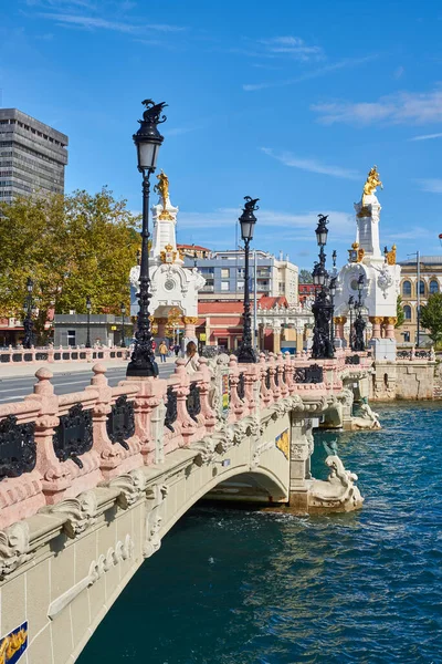 San Sebastián España Octubre 2021 Gente Cruzando Puente María Cristina — Foto de Stock