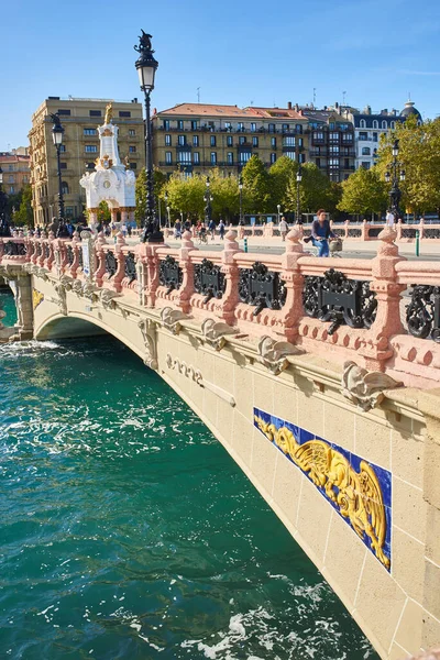 San Sebastián España Octubre 2021 Gente Cruzando Puente María Cristina — Foto de Stock