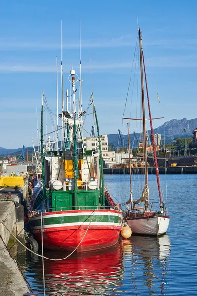 Een Vissersboot Een Zeilboot Afgemeerd Haven Van Pasajes Pasaia Gipuzkoa — Stockfoto