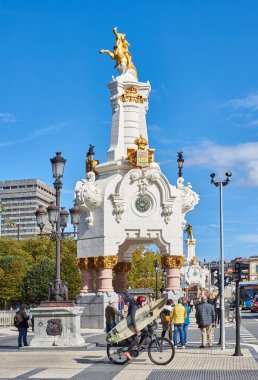 San Sebastian, İspanya - 6 Ekim 2021. San Sebastian 'ın Maria Cristina köprüsünden geçen insanlar. Bask Bölgesi, Guipuzcoa. İspanya.