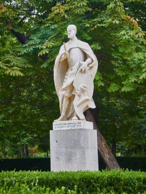 İspanya Kralı I. Carlos 'un heykeli ve 5. Almanya, Kutsal Roma İmparatoru El Retiro Parkı' nda. Madrid şehir merkezi, İspanya.